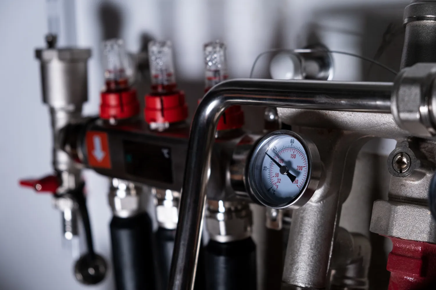 Photographie de tuyaux en chaufferie, dédiés à la régulation