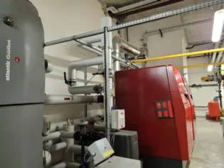 Photographie de la chaufferie gaz du 20 rue d’Arcueil dans le 14e arrondissement. Photo de la chaufferie de la Résidence Arcueil alimentant l’ensemble de la copropriété en chauffage