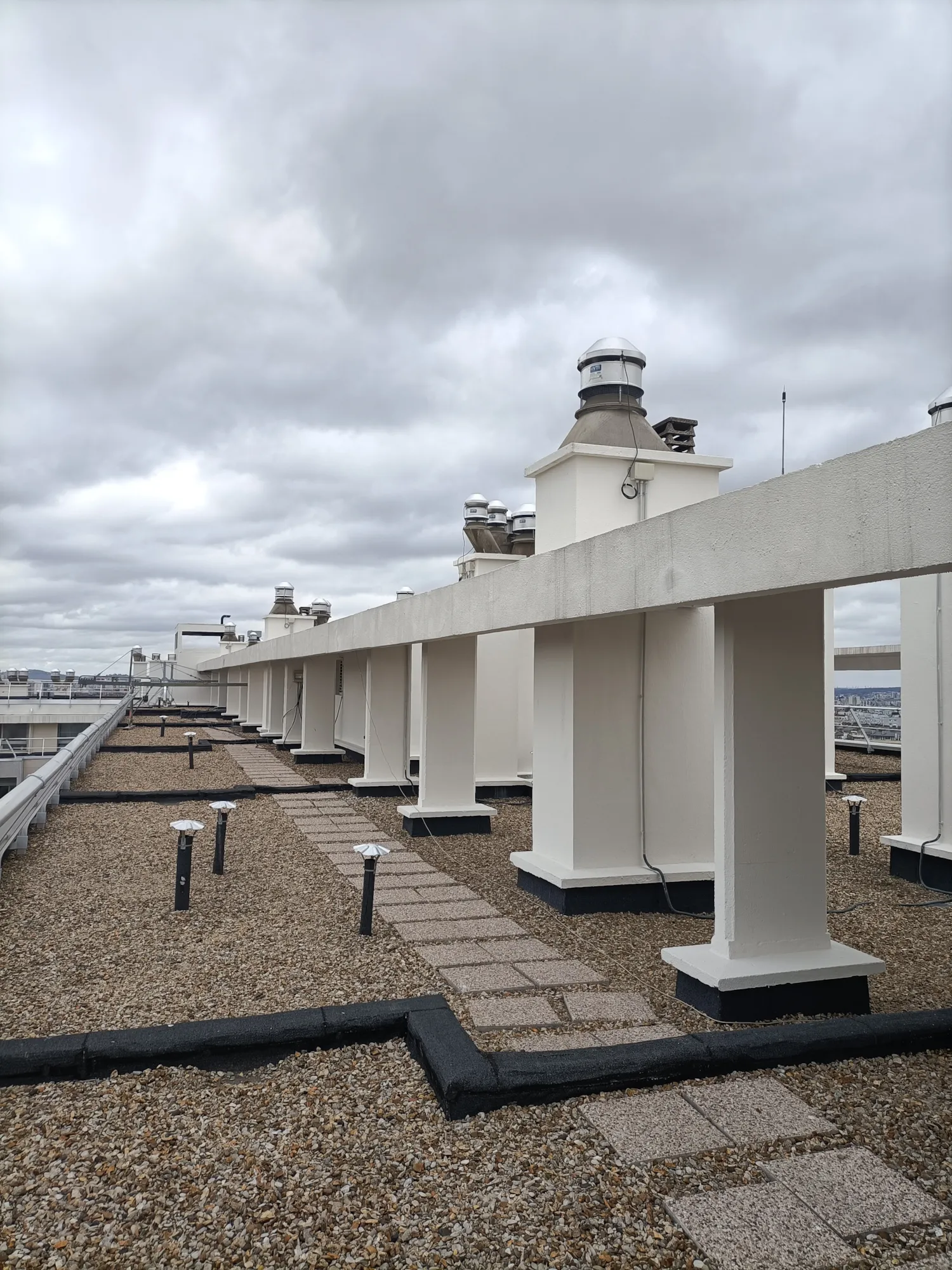 Photo d'une toiture terrasse avec étanchéité refaite