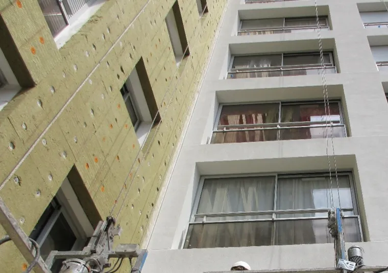 Façade en cour d'isolation, laine de roche sous enduit. © Socateb