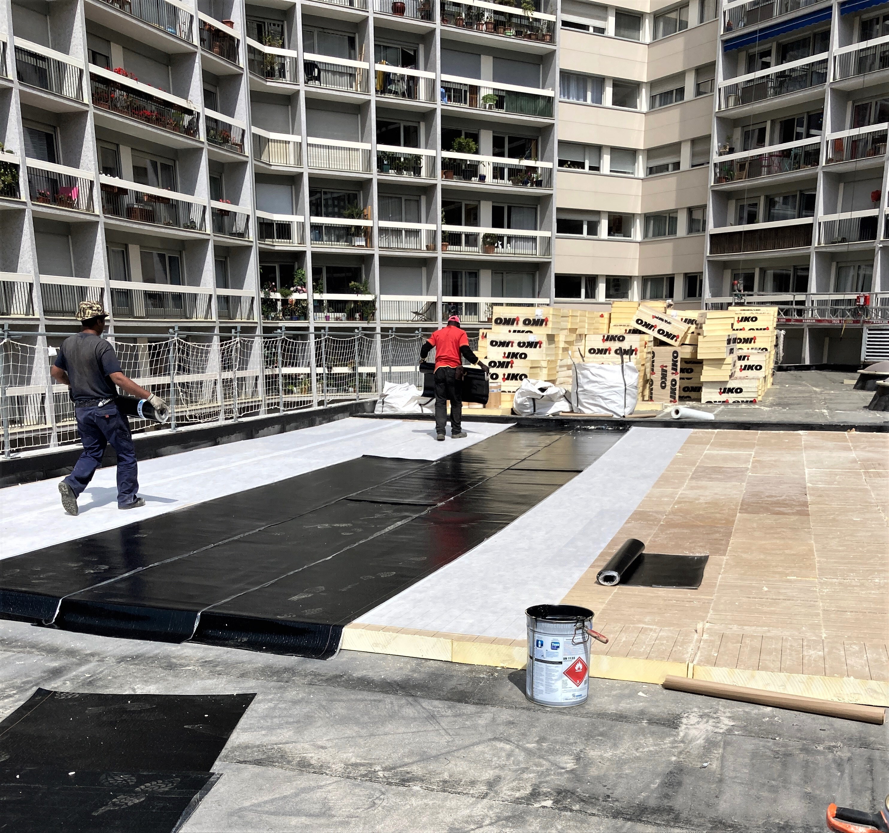 Photo de la mise en place d'une nouvelle étanchéité sur une toiture