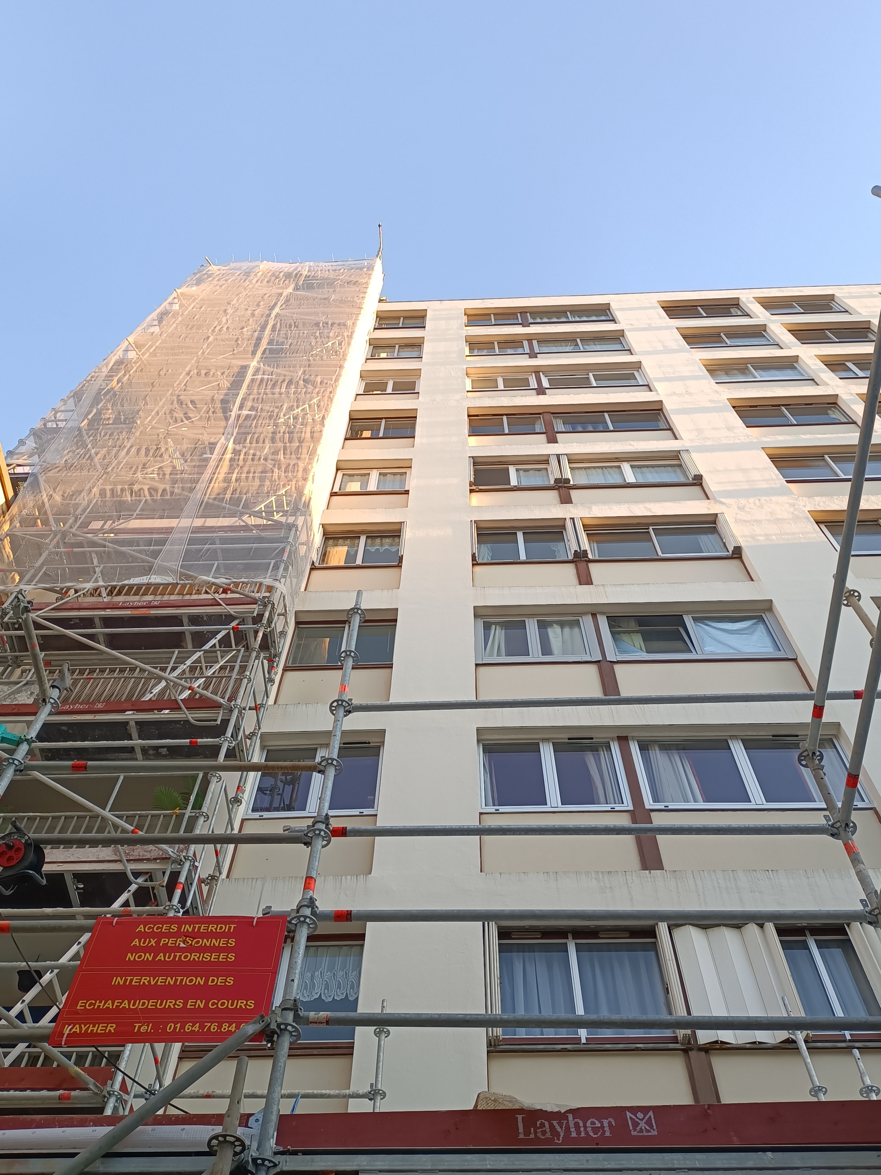 Echaffaudage posé en vue d'une intervention sur les façades d'un immeuble