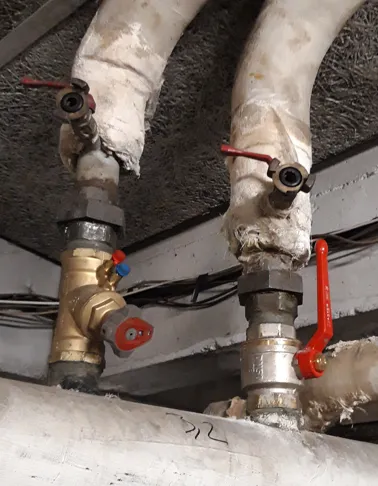 Photo de pied de colonne avec vanne de réglage.