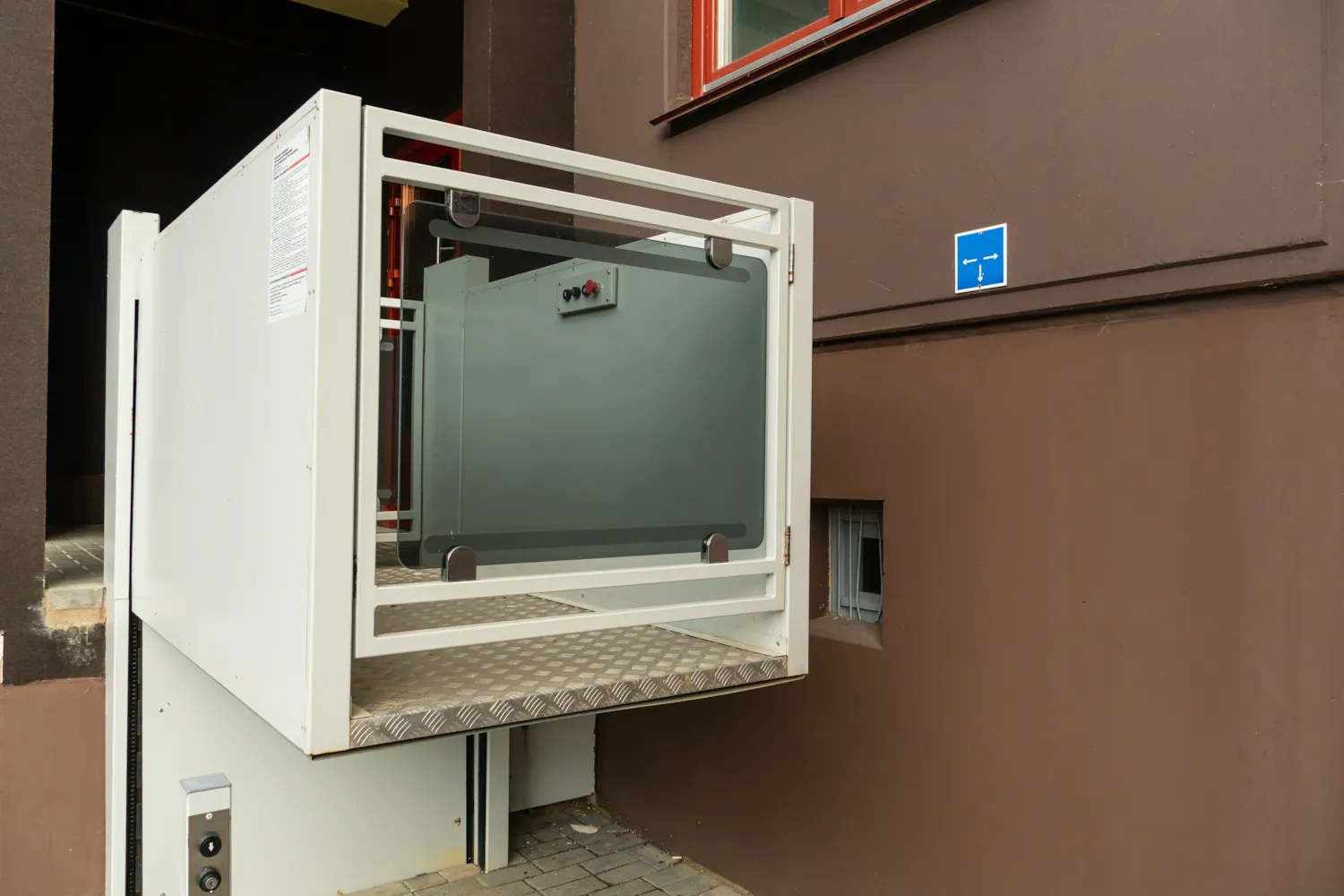 Plateforme élévatrice permettant de franchir un demi étage.