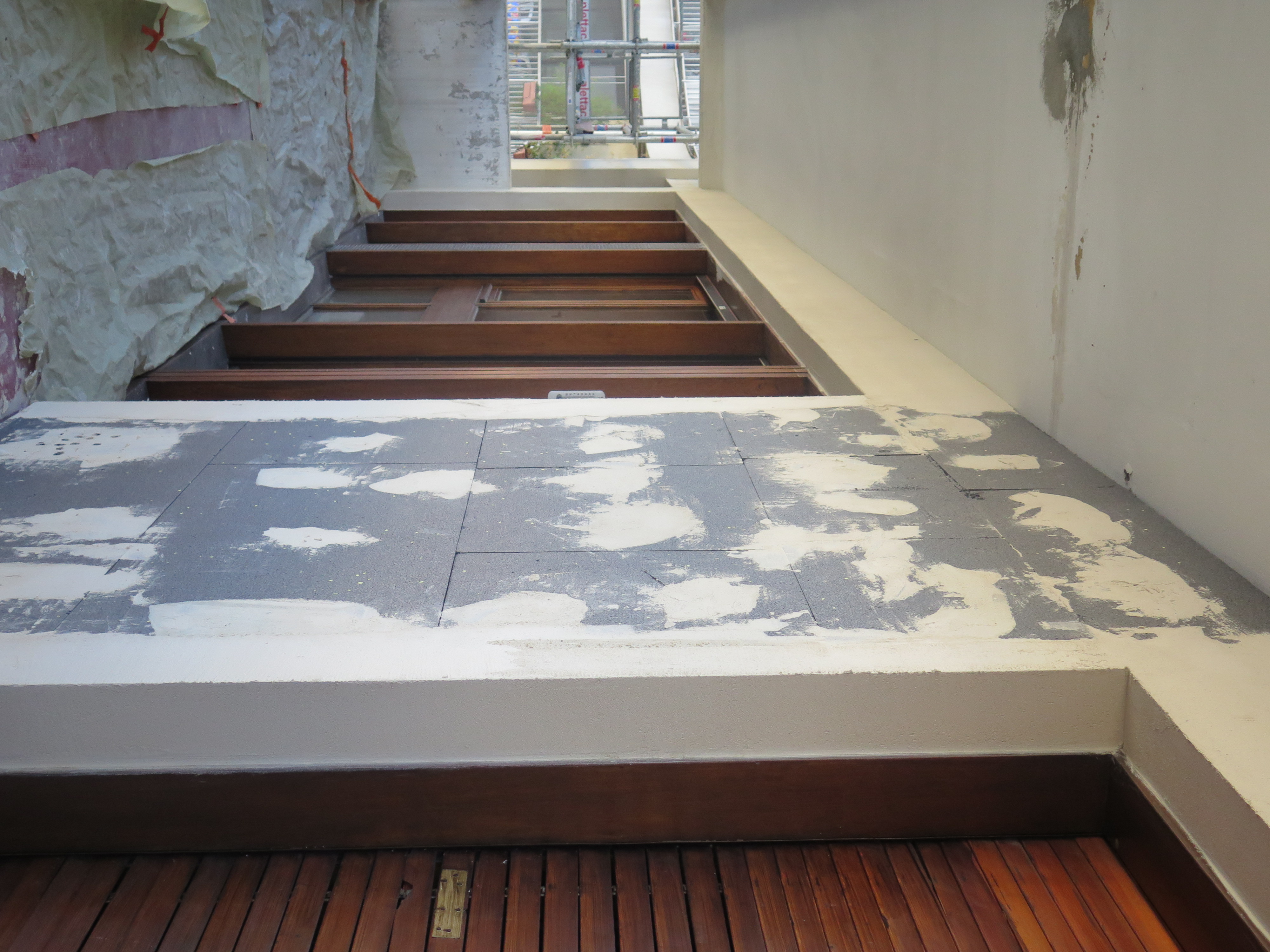 ITE en polystyrène graphité sous enduit, en cour de pose